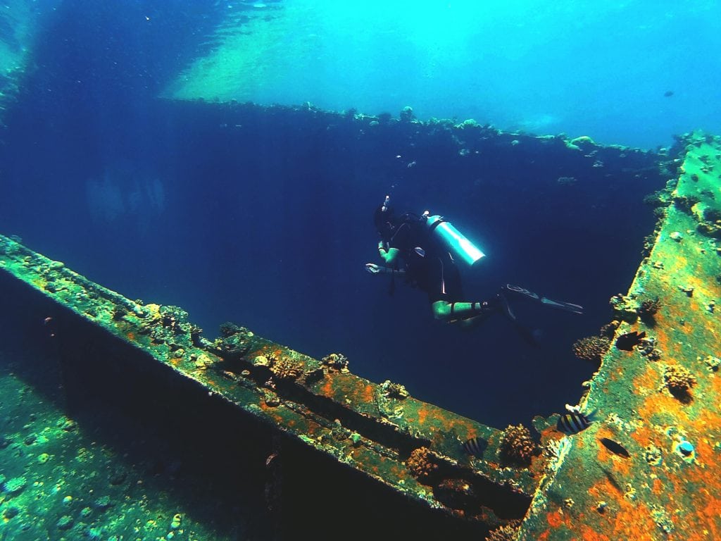 Underwater Diving: Exploring the Depths and Traveling Safely