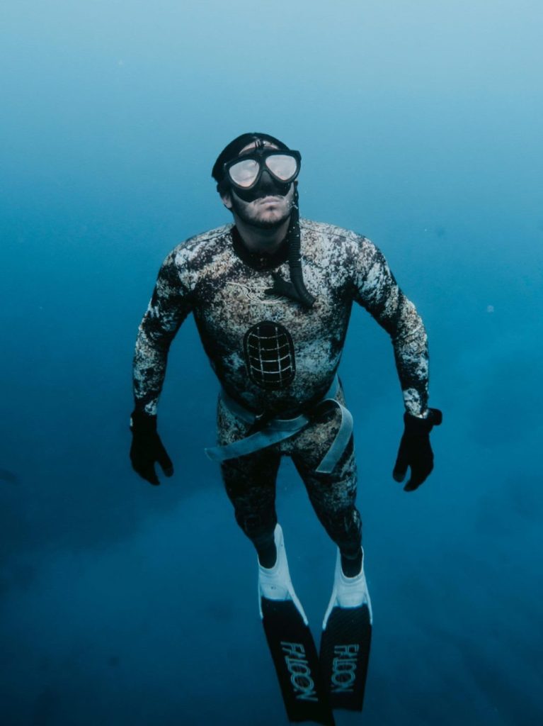 Underwater Diving: Exploring the Depths and Traveling Safely